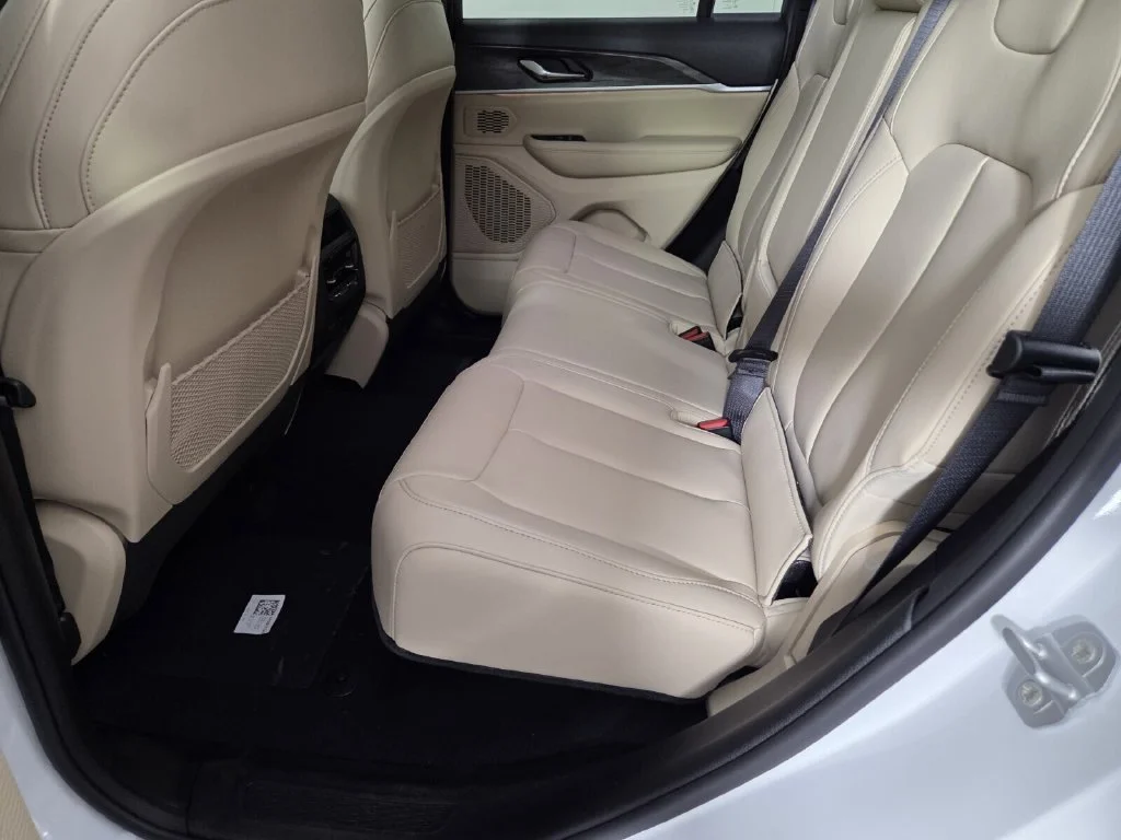 New 2026 Bright White Clear-Coat Exterior Paint Jeep Limited image 13