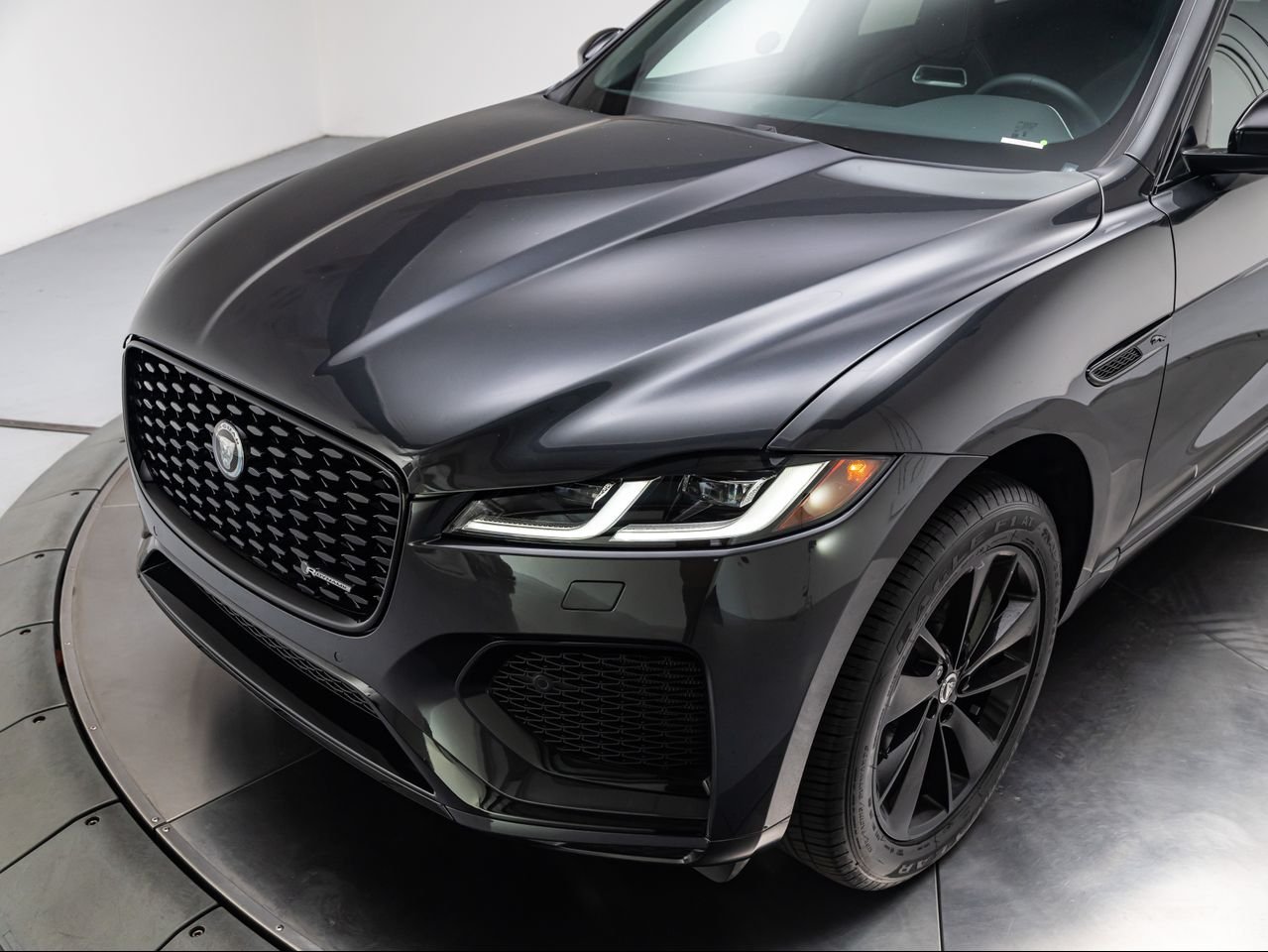2025 Jaguar F-PACE R-Dynamic S - Photo 9