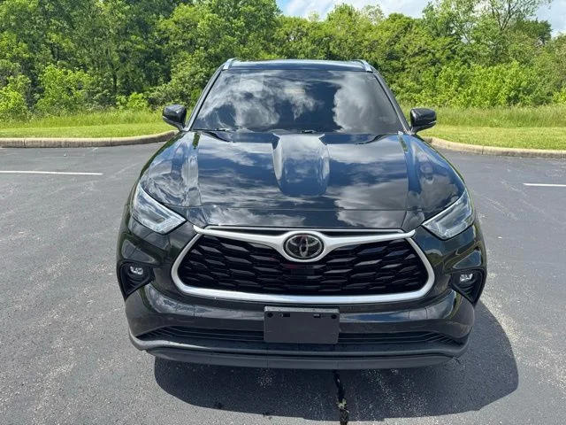 Used 2021 Midnight Black Metallic Toyota XLE image 8