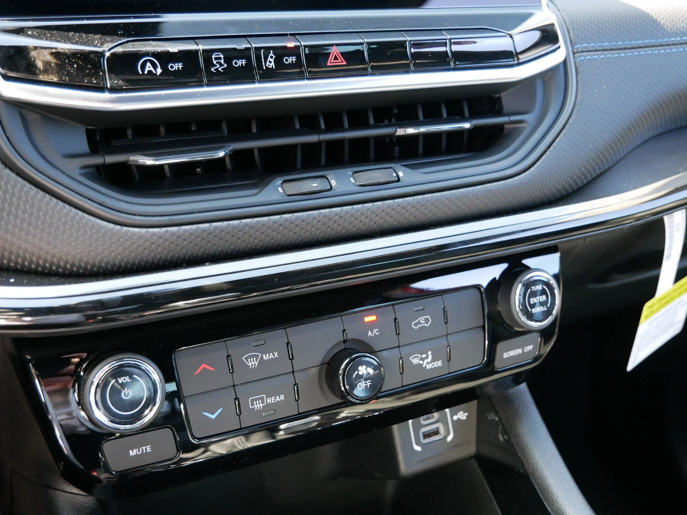 New 2026 Red Hot Pearlcoat Jeep Latitude Altitude image 15