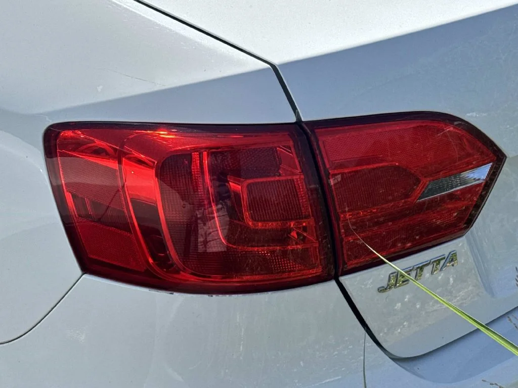 Used 2012 White Volkswagen 2.5L SE image 11