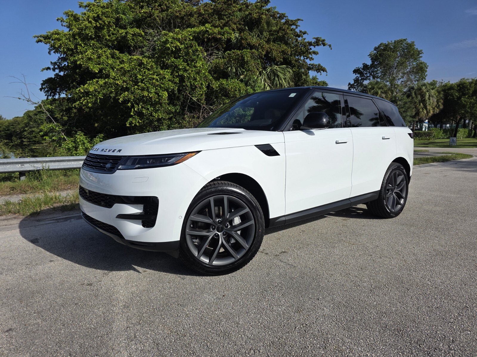 New 2026 Fuji White Land Rover SE image 1