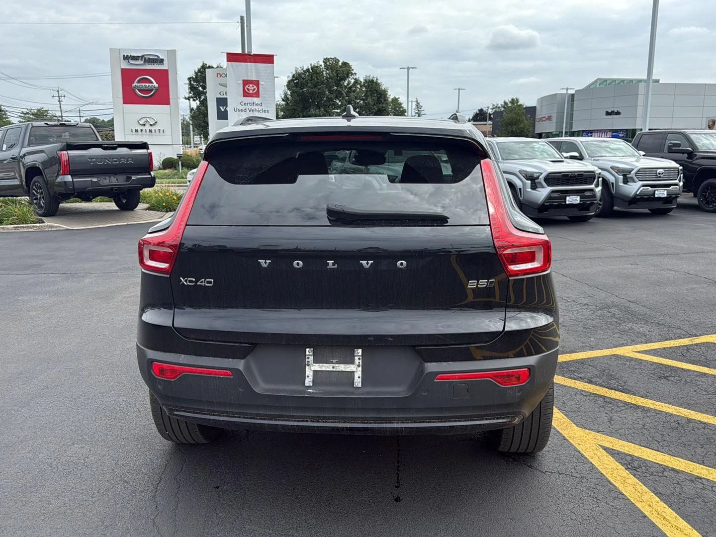 Used 2024 Onyx Black Metallic Volvo Plus Dark Theme image 4