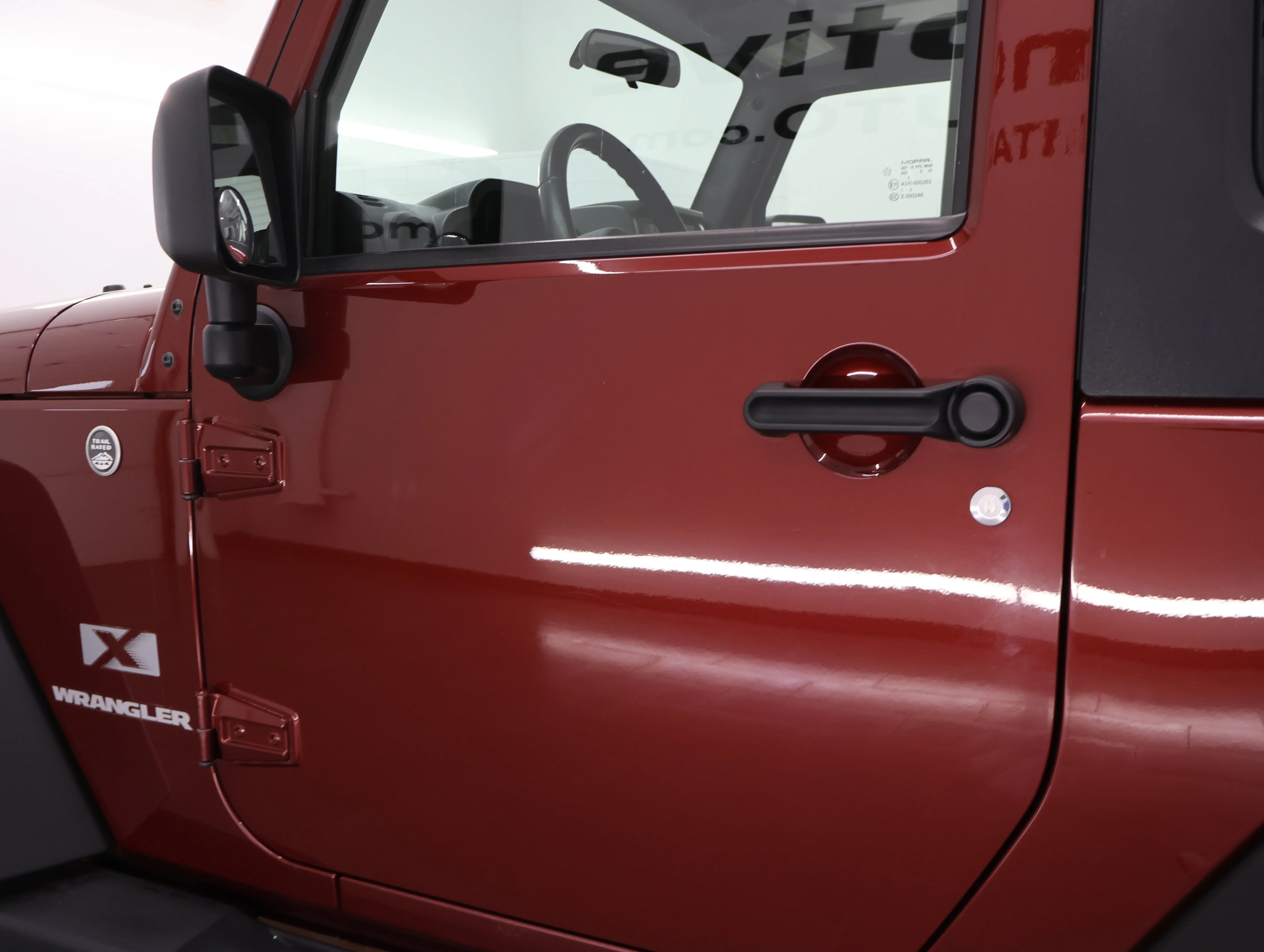 Used 2009 Red Rock Crystal Pearl Jeep X image 27
