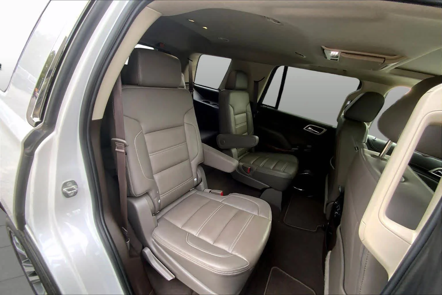 Used 2019 White Frost Tricoat GMC Denali image 17
