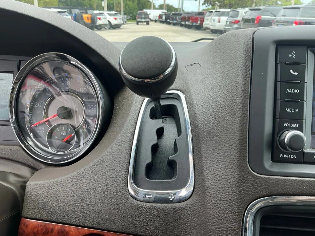Used 2014 White Chrysler Touring-L image 40