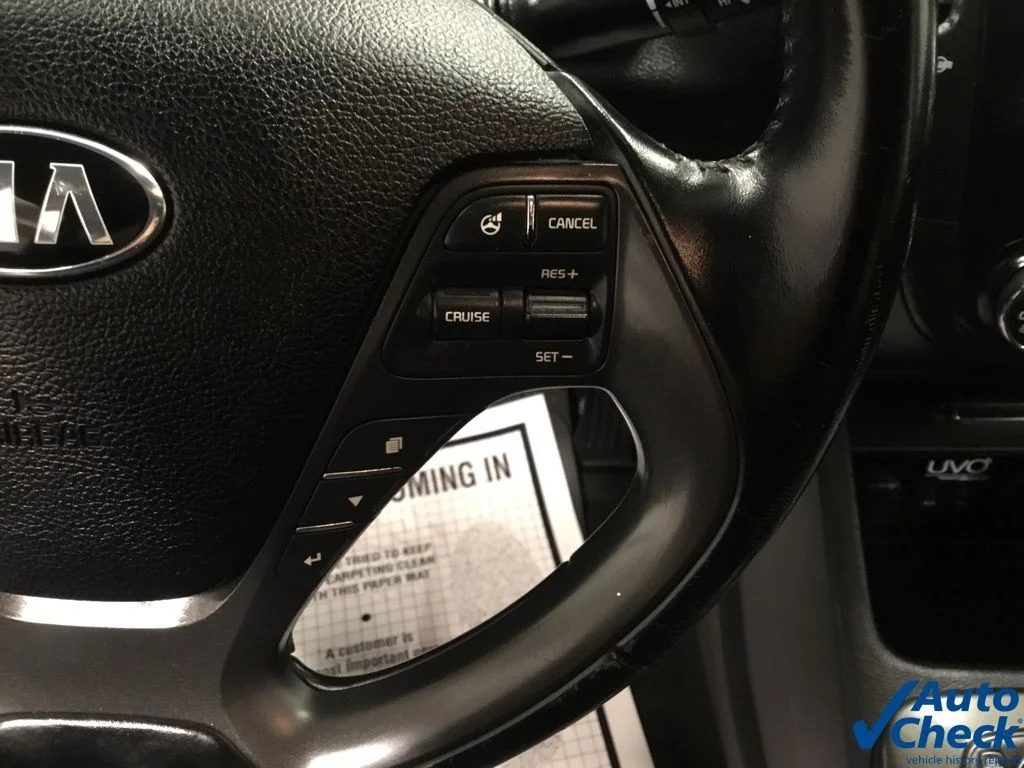 Used 2015 White Kia EX image 35