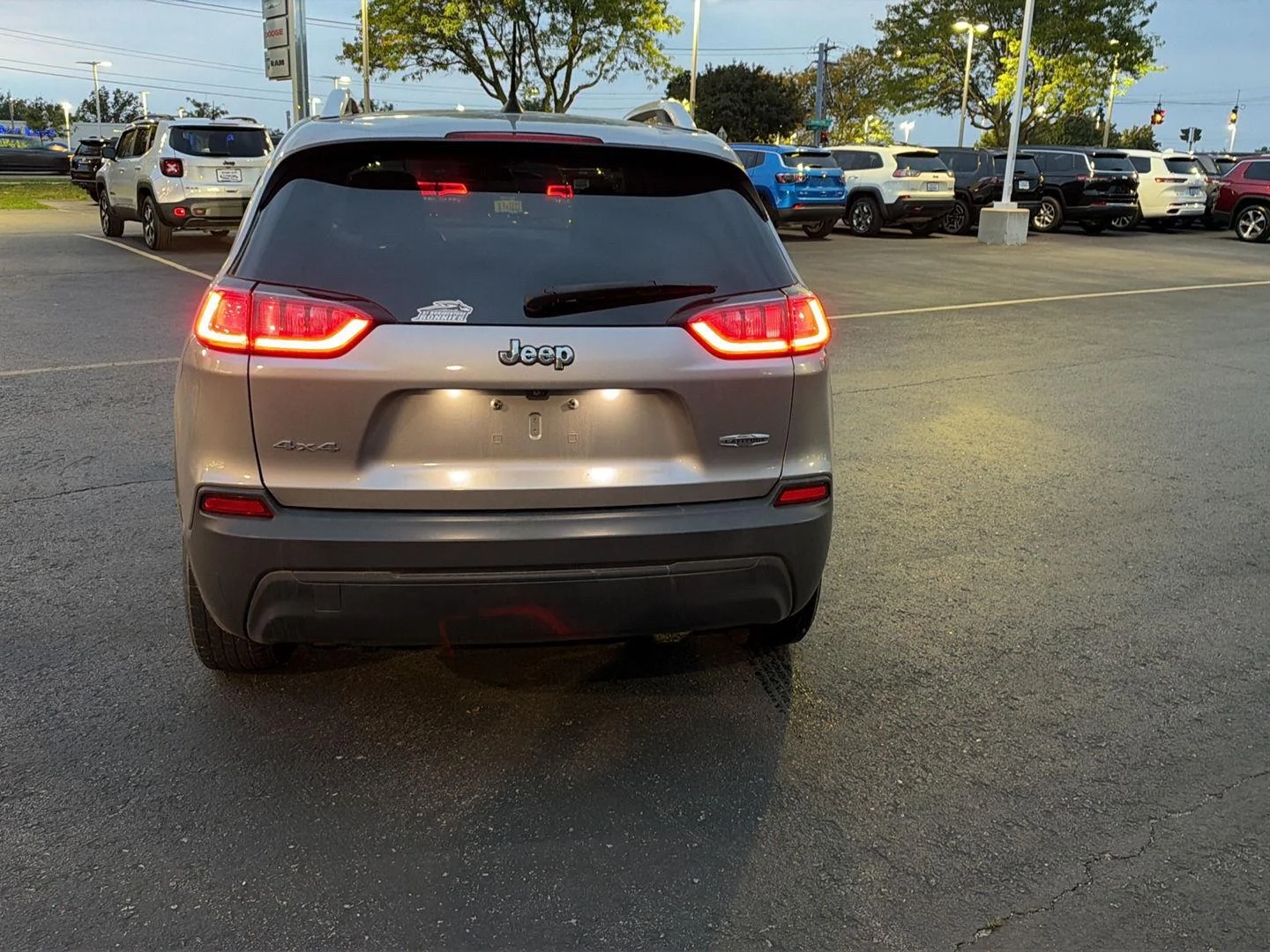 Used 2019 Billet Silver Metallic Clearcoat Jeep Latitude image 7