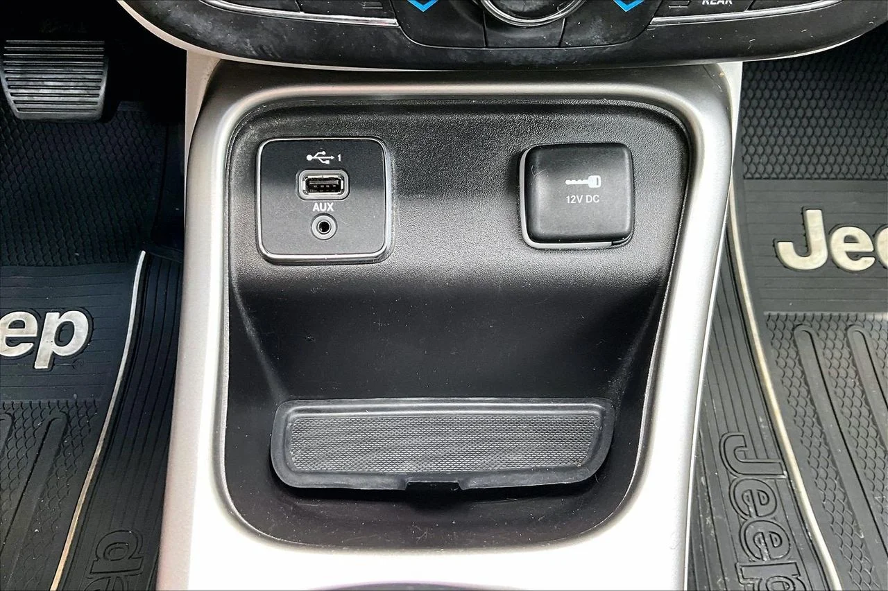Used 2019 Silver Jeep Latitude image 17