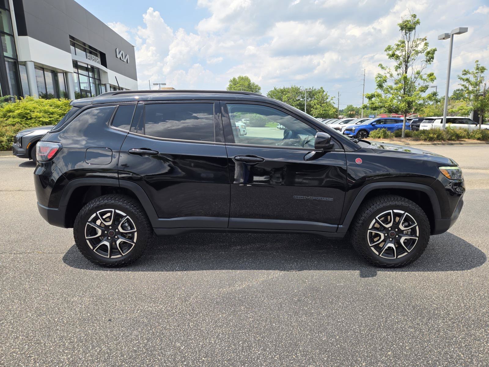 Used 2025 Diamond Black Crystal Pearlcoat Jeep Trailhawk image 4