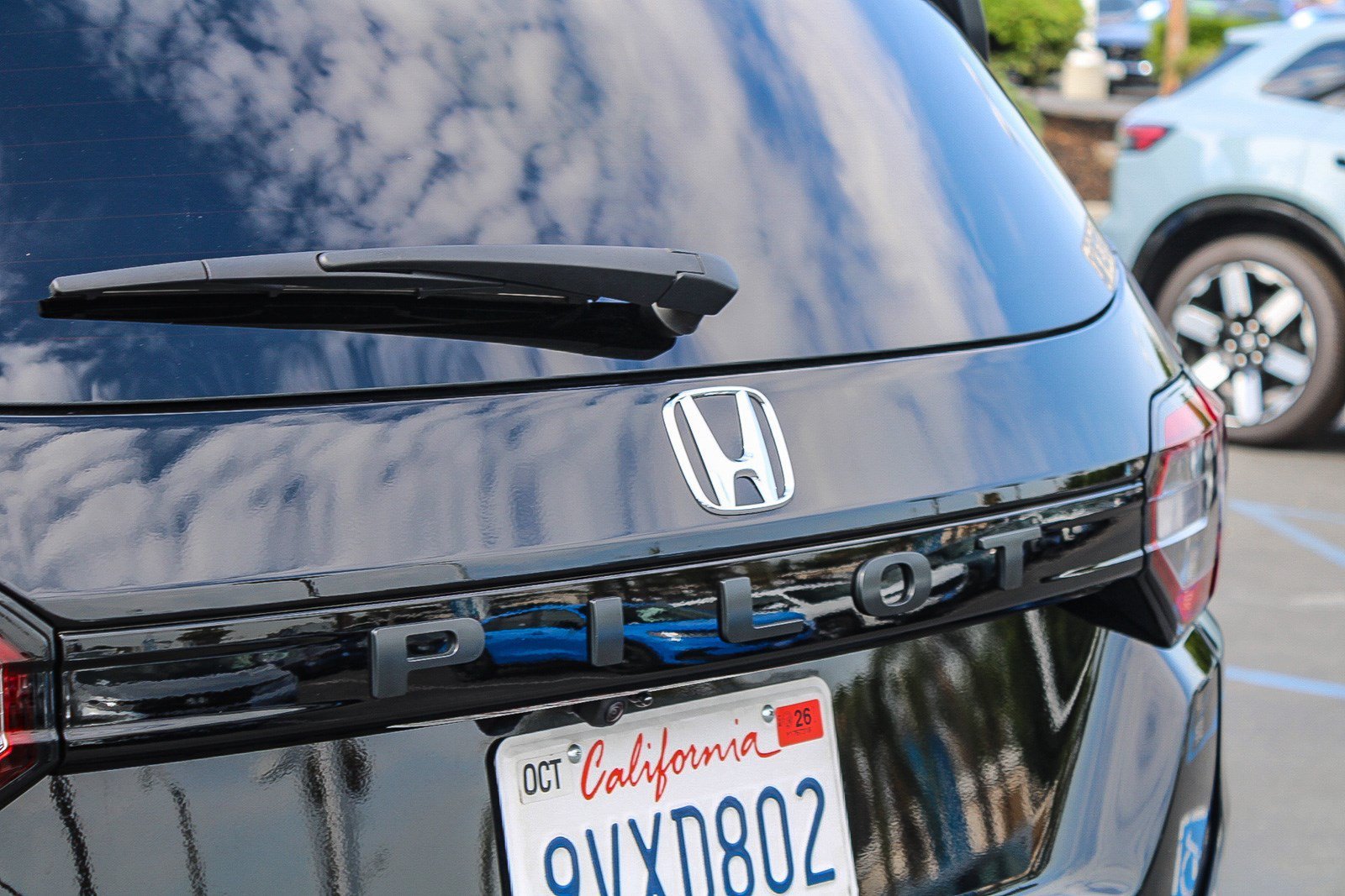 Certified Used 2025 Crystal Black Pearl Honda 2WD EX-L image 39