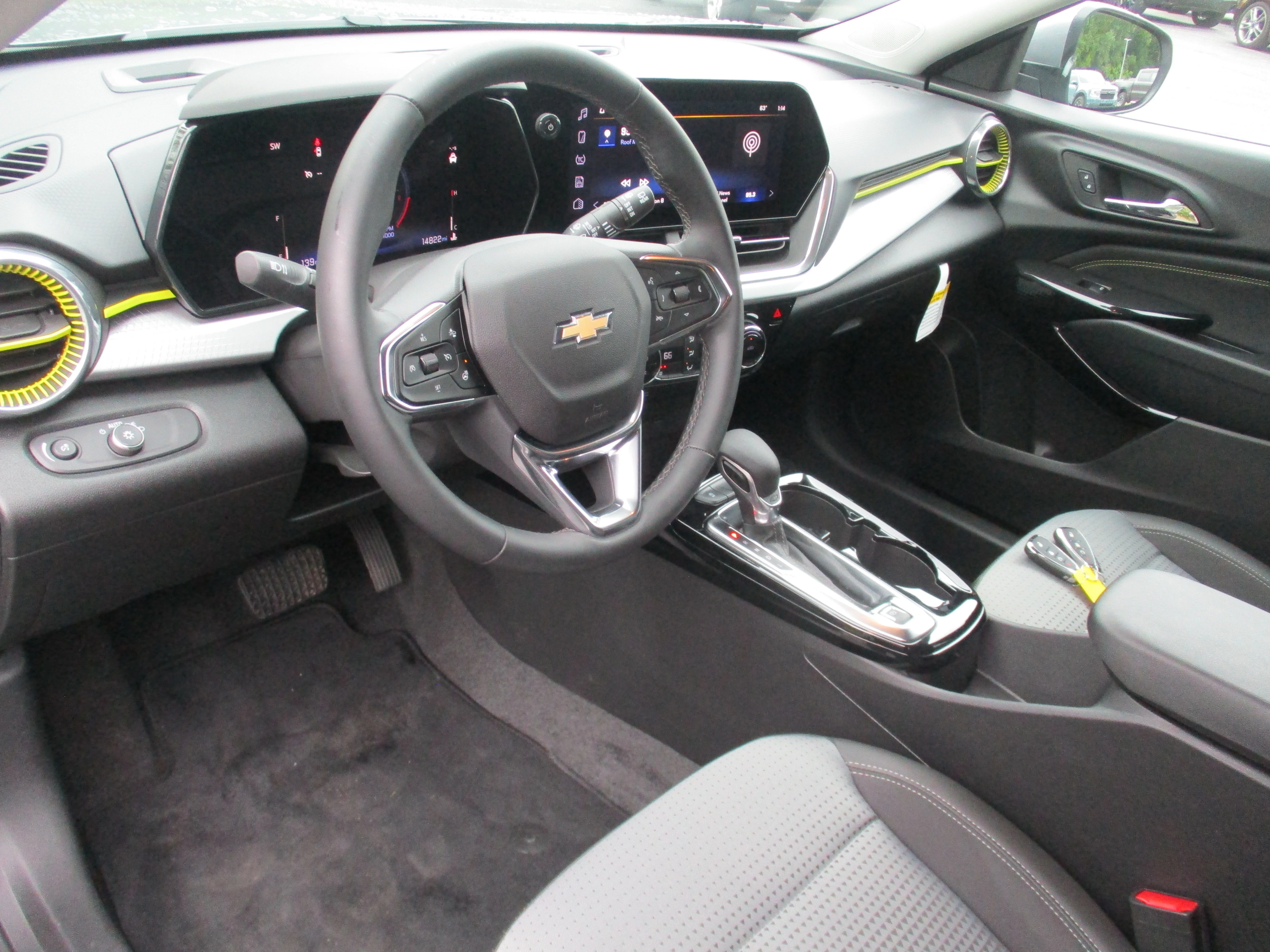 Used 2025 Sterling Gray Metallic Chevrolet LT FWD image 26