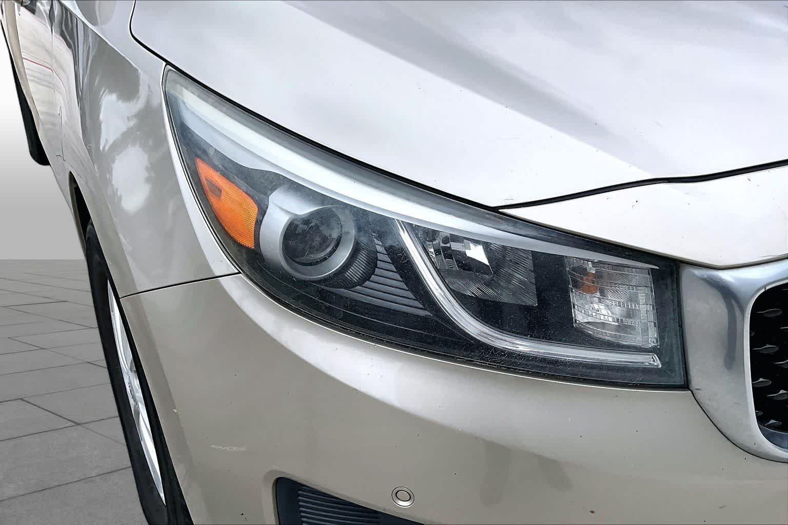Used 2017 Beachwood Pearl Kia LX image 24