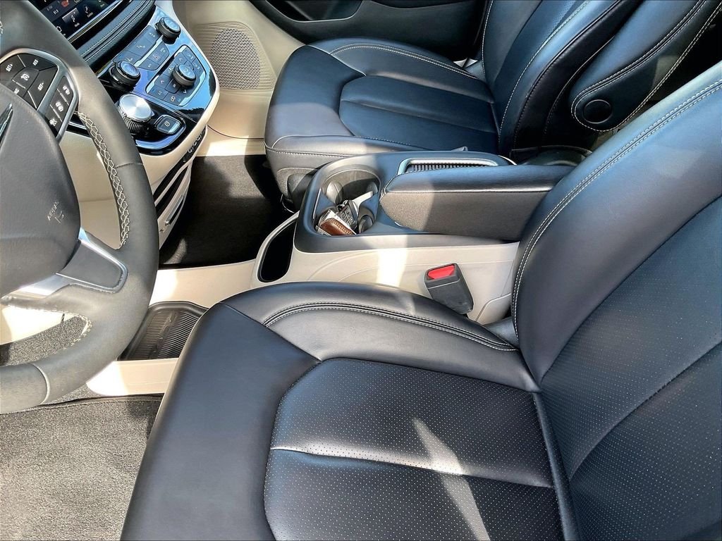 Used 2023 Black Chrysler Touring L image 21