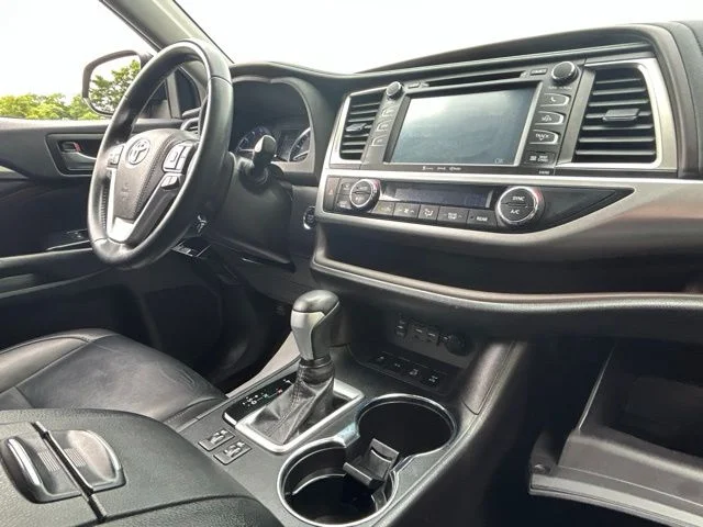 Used 2019 Blue Toyota XLE image 25