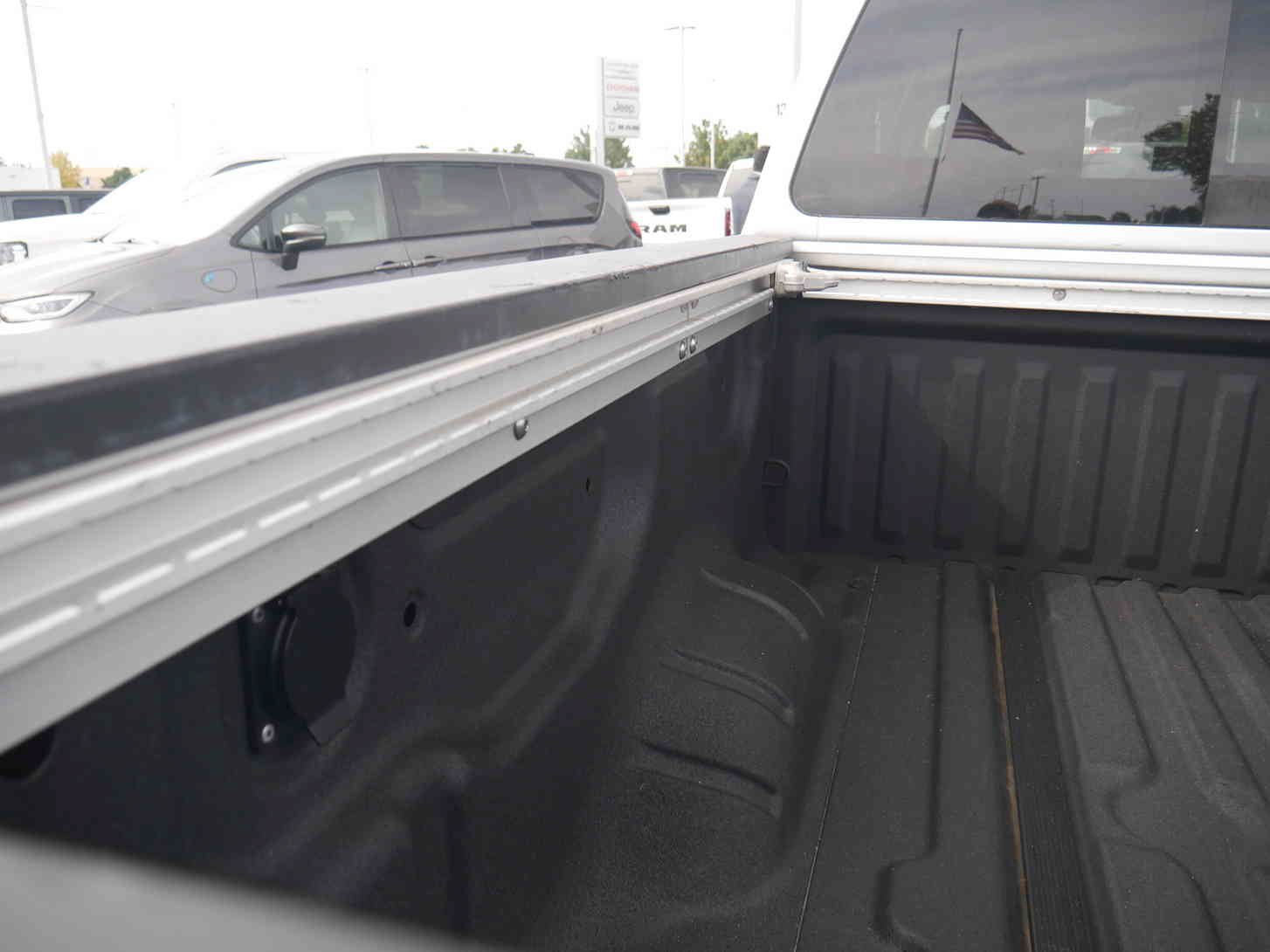 Used 2017 Silver Nissan SL image 10