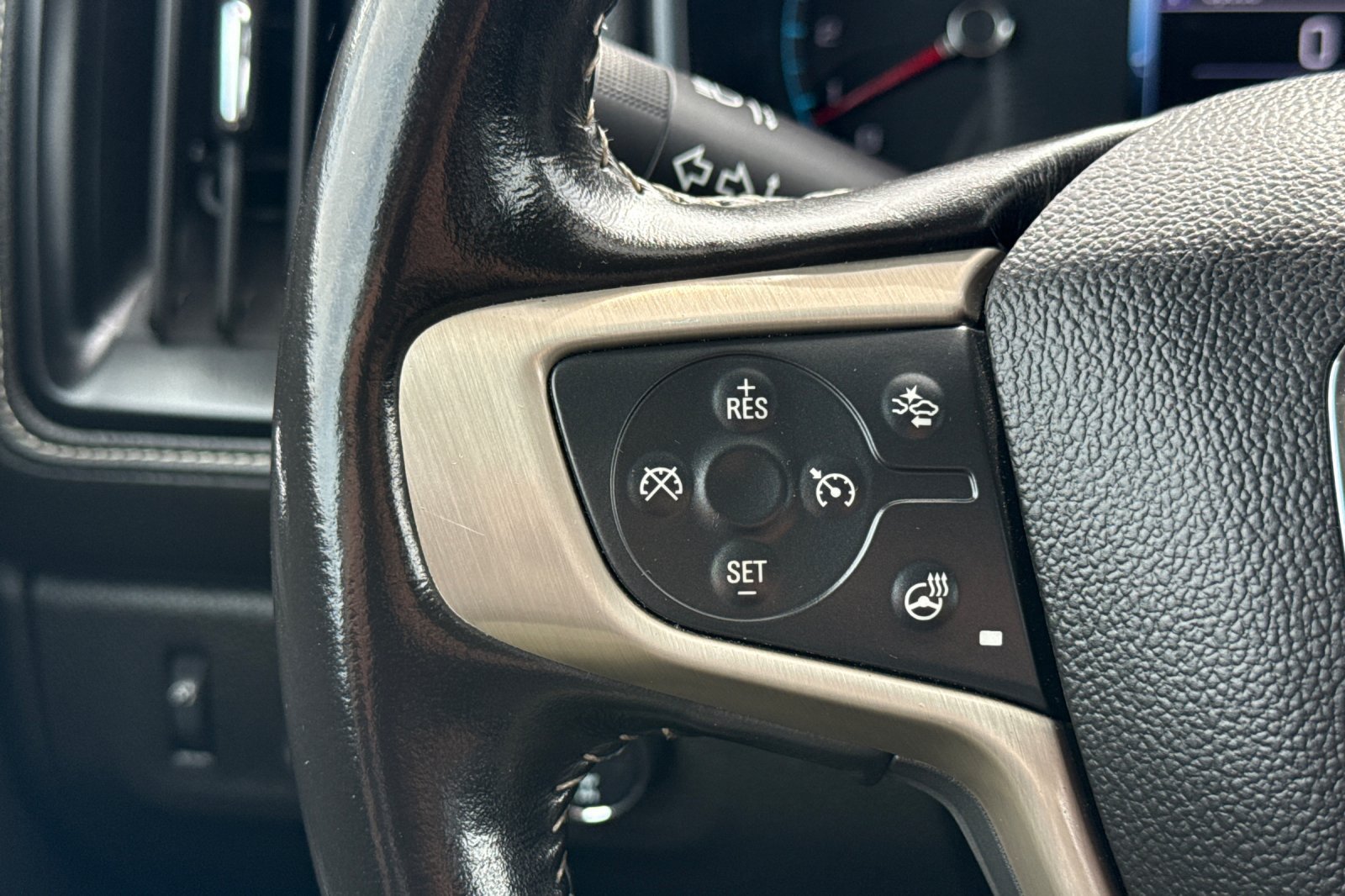 Used 2018 White GMC Denali image 24