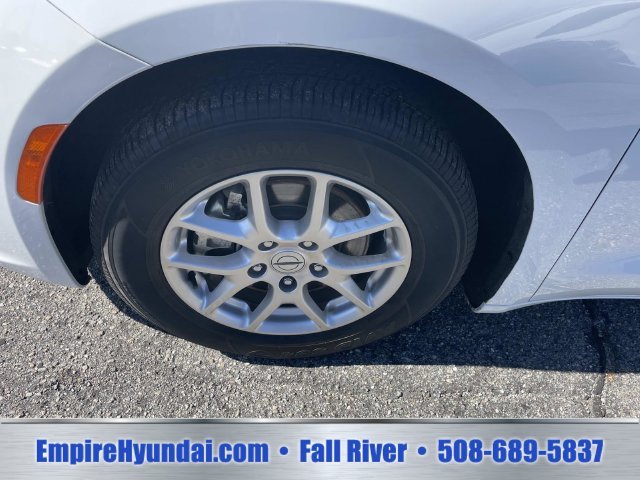 2025 Chrysler Pacifica Select - Photo 12