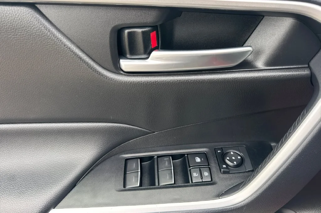 Used 2025 Pearl Toyota XLE image 13