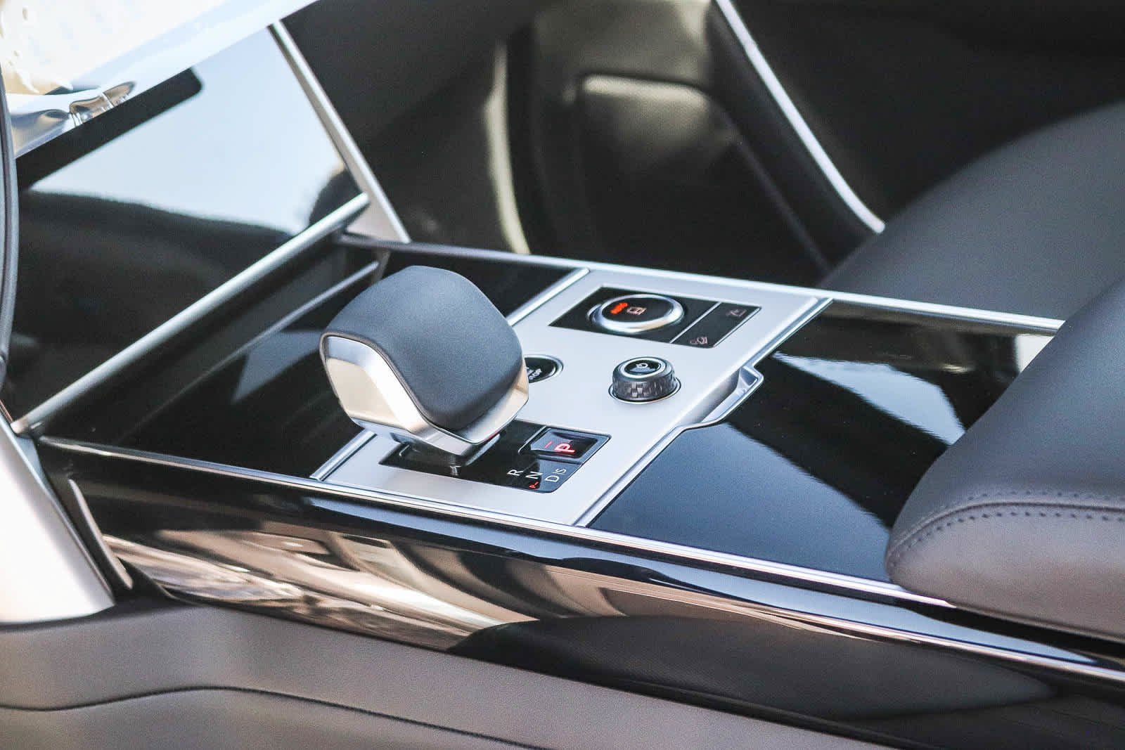 New 2027 Fuji White Land Rover SE image 18