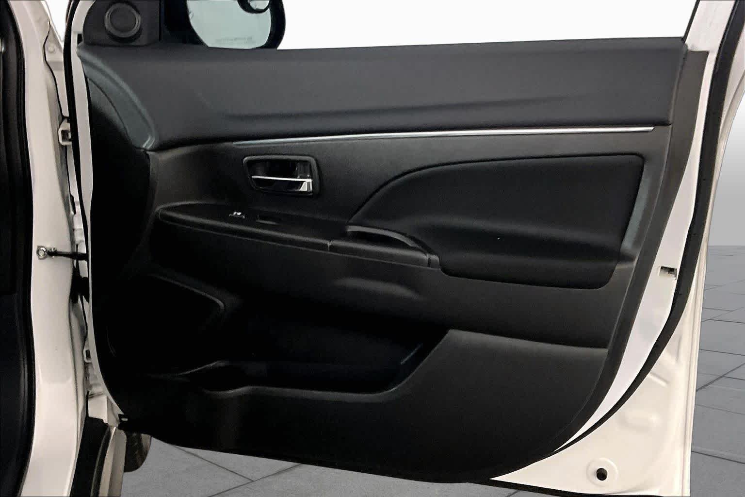 Used 2015 White Pearl Mitsubishi SE image 21
