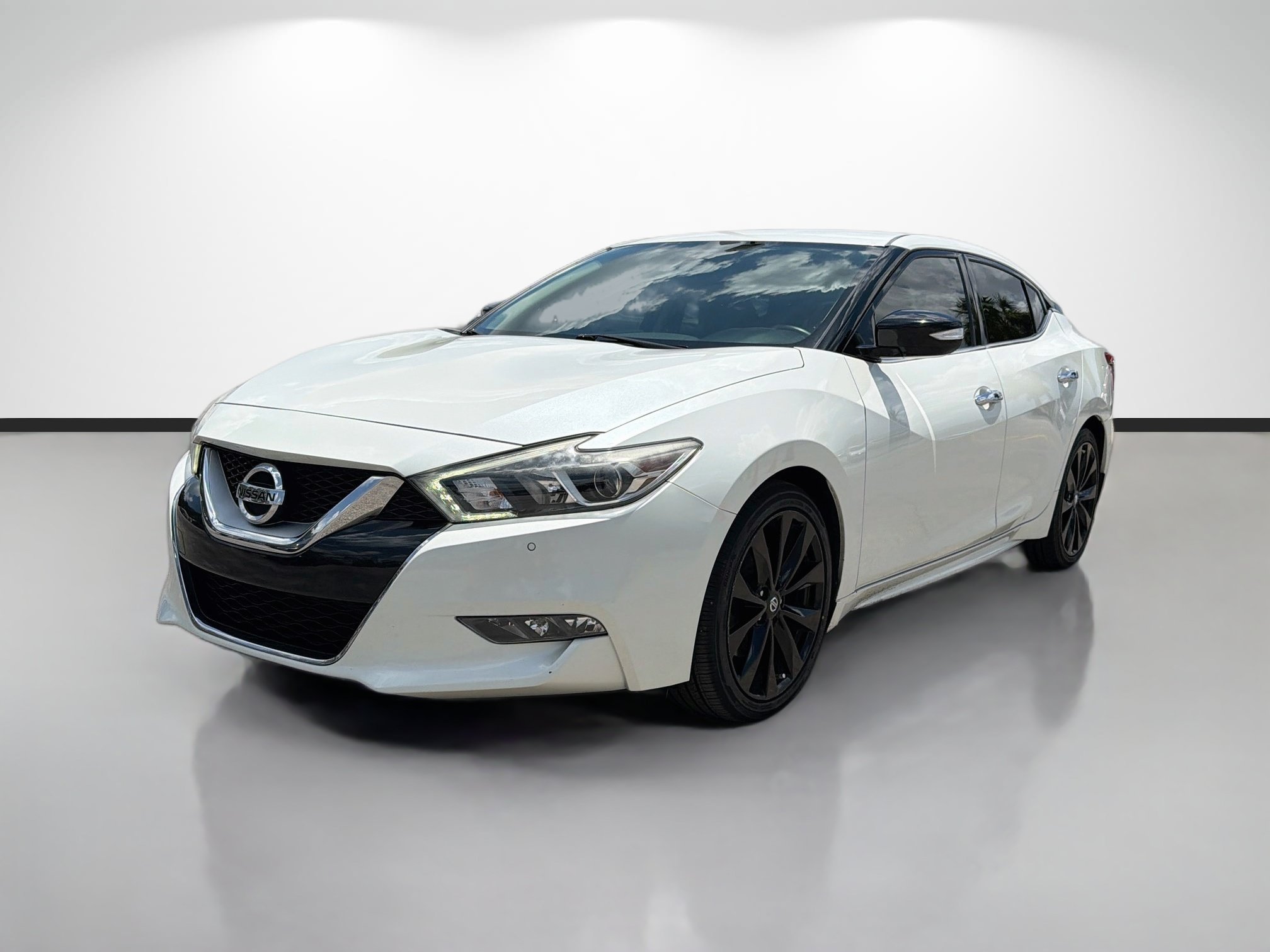 Used 2017 Pearl White Nissan SR image 7