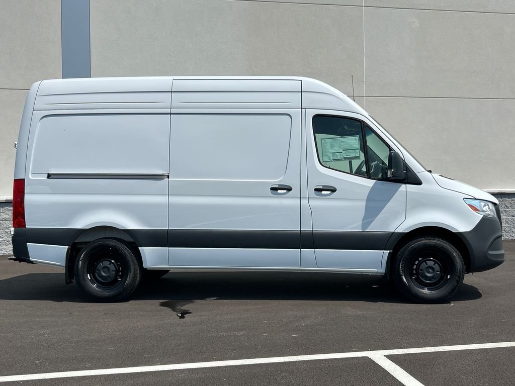 New 2026 Arctic+White Mercedes-Benz Cargo 144 WB image 9