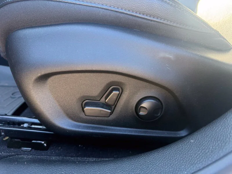 Used 2023 Silver Jeep Latitude Lux image 4