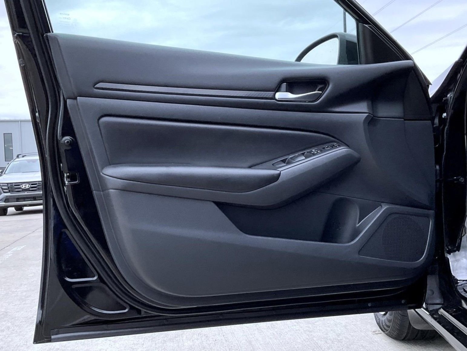 Used 2022 Black Nissan 2.5 S image 9