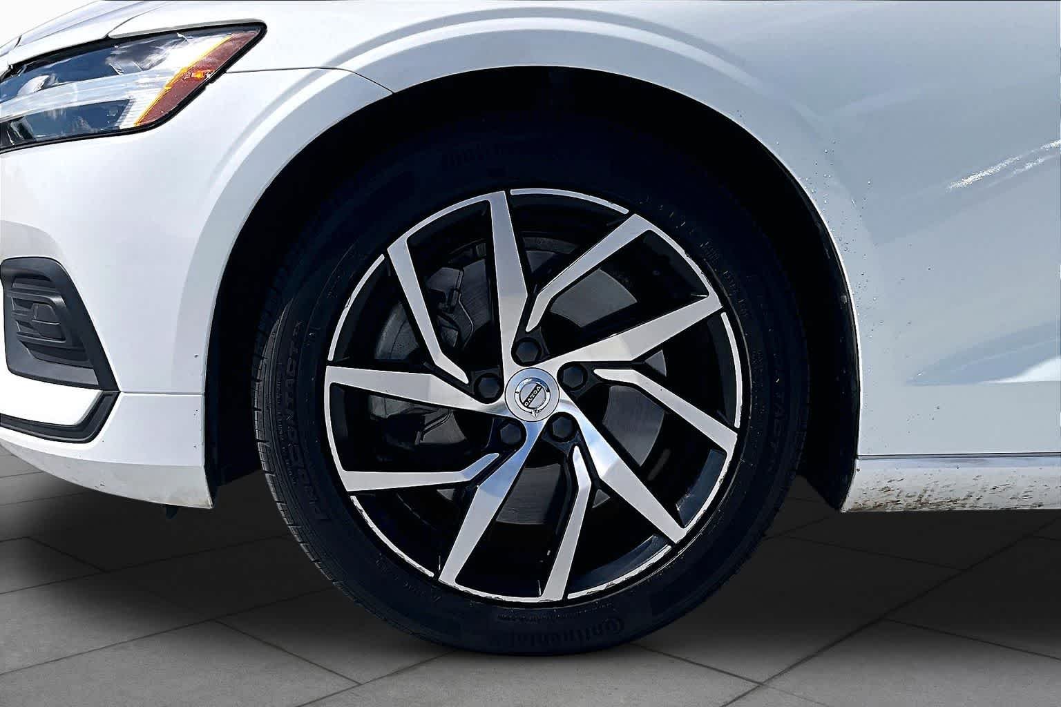 Used 2020 Crystal White Pearl Metallic Volvo Momentum image 11