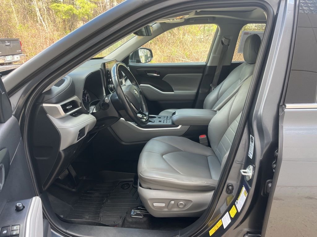 Used 2020 Magnetic Gray Metallic Toyota XLE image 17