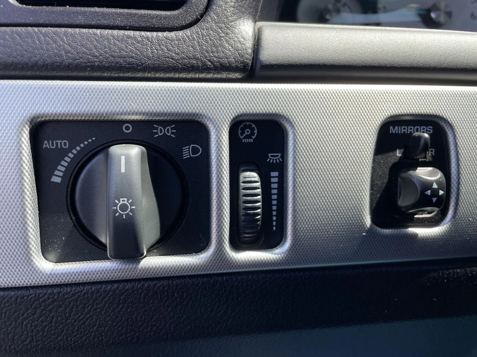 Used 2005 Platinum Silver Ford Deluxe image 14