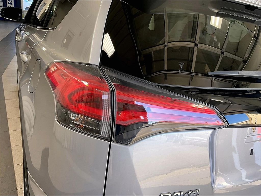 Used 2018 Silver Toyota SE image 34