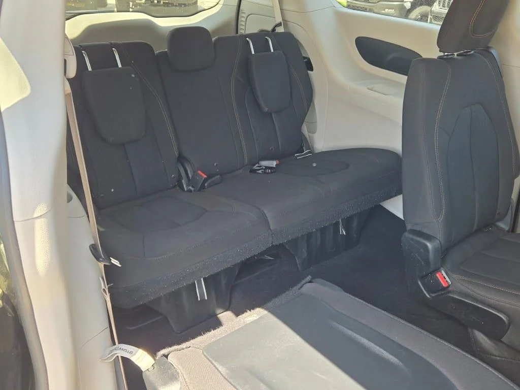 Used 2018 Gray Chrysler Touring Plus image 6