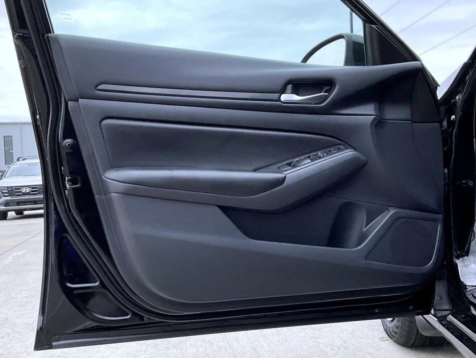 Used 2022 Black Nissan 2.5 S image 9