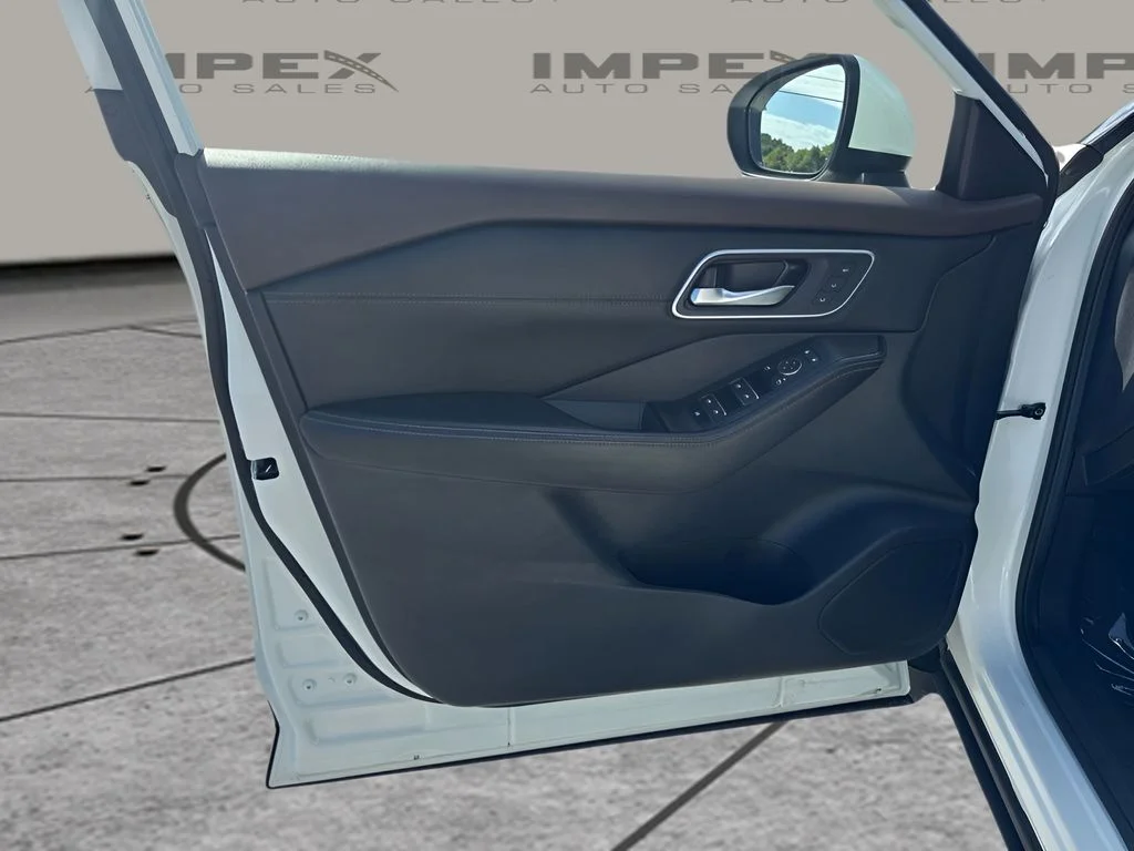 Used 2023 White Nissan Platinum image 22
