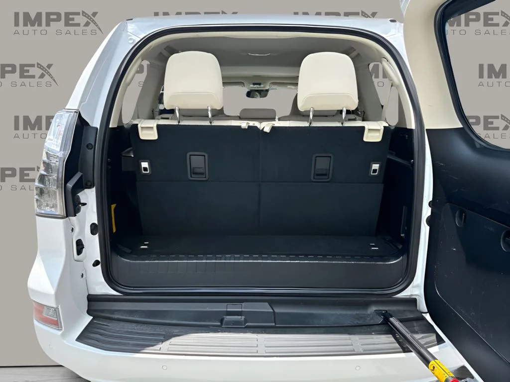 Used 2021 White Lexus 460 image 22