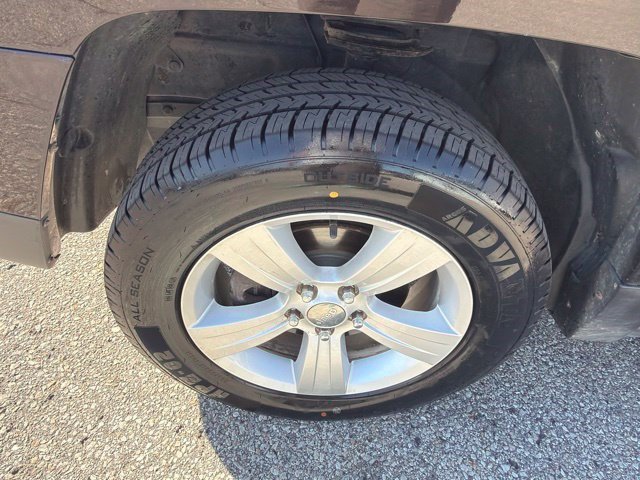 Used 2014 Rugged Brown Pearlcoat Jeep Latitude image 10