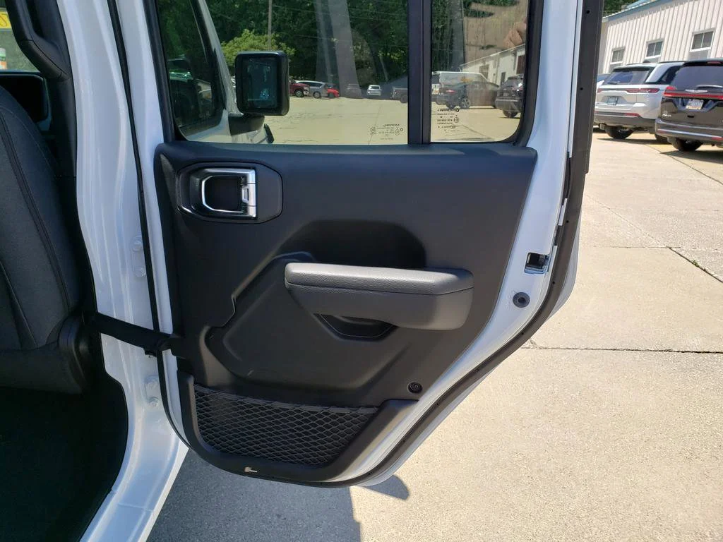 New 2026 Bright White Clear-Coat Exterior Paint Jeep Sport S image 18