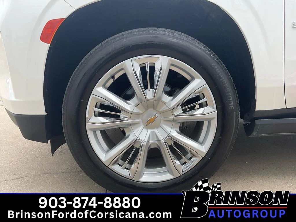 Used 2024 Iridescent Pearl Tricoat Chevrolet High Country image 17
