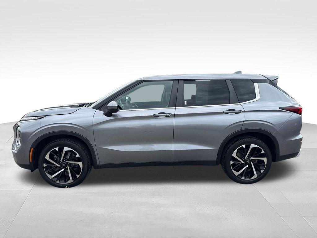 Used 2022 Gray Mitsubishi SE image 2