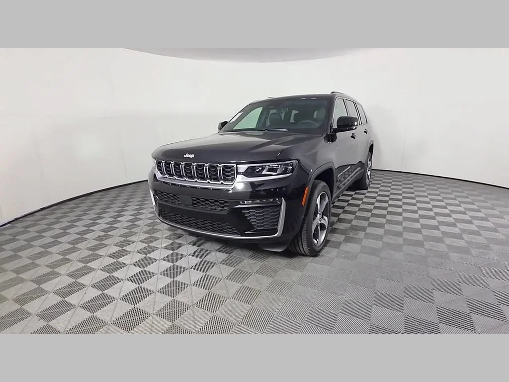 New 2026 Diamond Black Crystal Pearl-Coat Exterior Paint Jeep Limited image 36