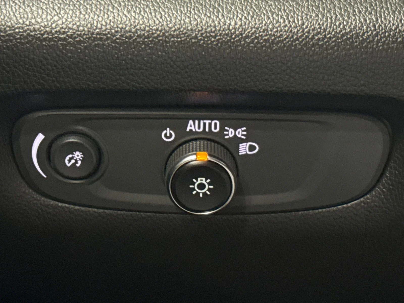 Used 2023 Iridescent Pearl Tricoat Chevrolet Premier FWD image 31
