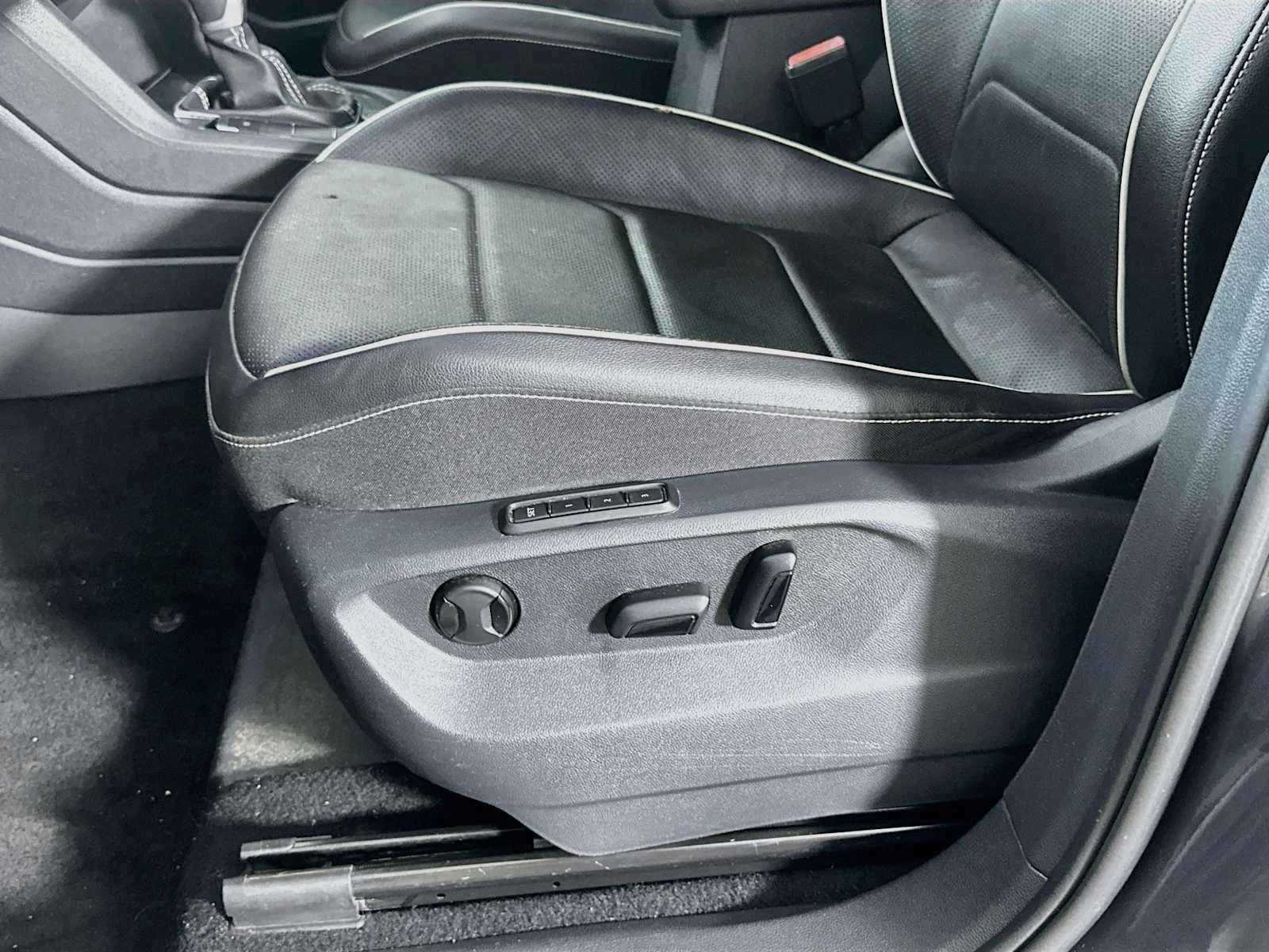 Used 2022 Platinum Gray Metallic Volkswagen SEL R-Line image 18