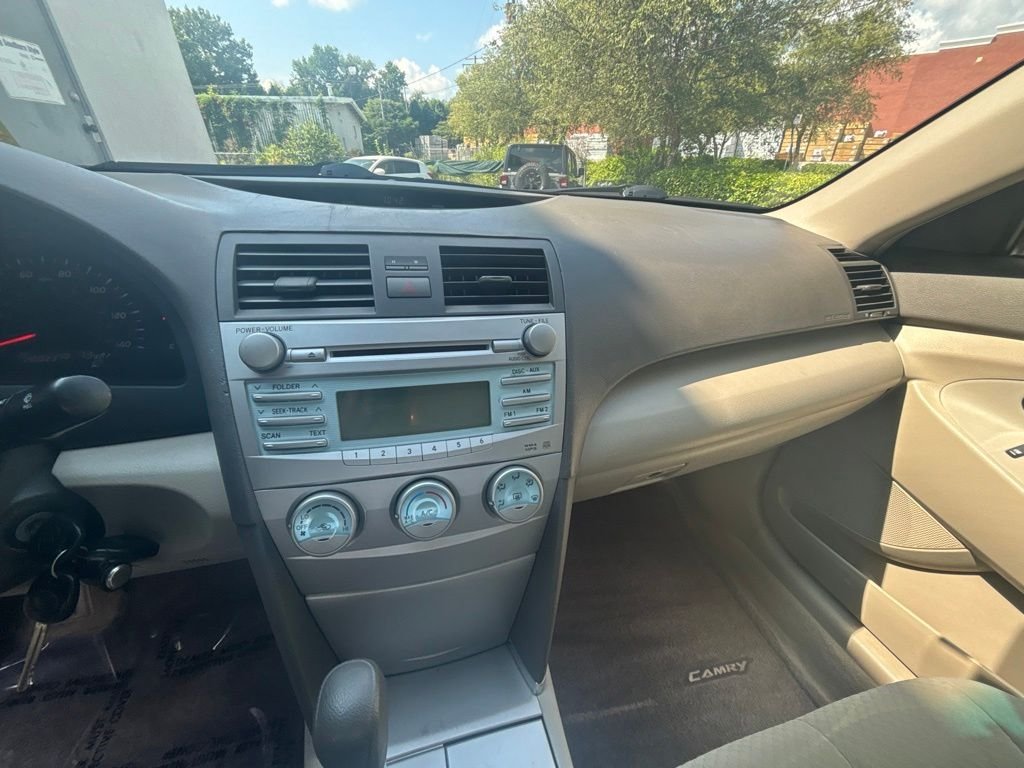 Used 2009 Gold Toyota LE image 13