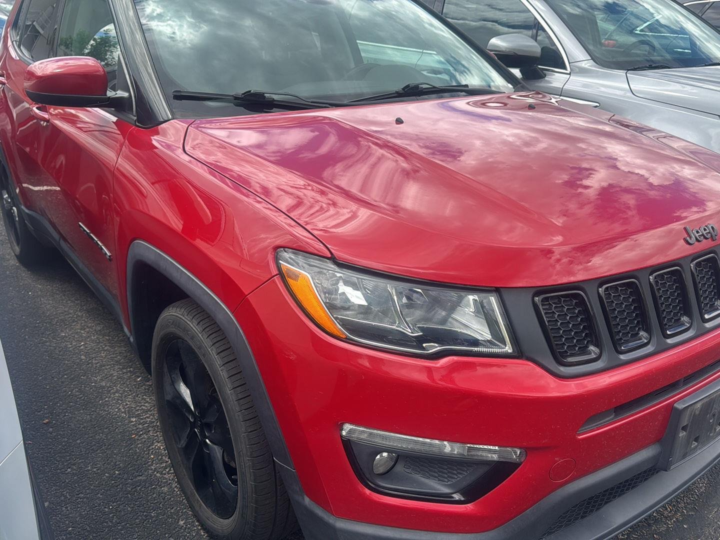 Used 2021  Jeep Latitude image 2