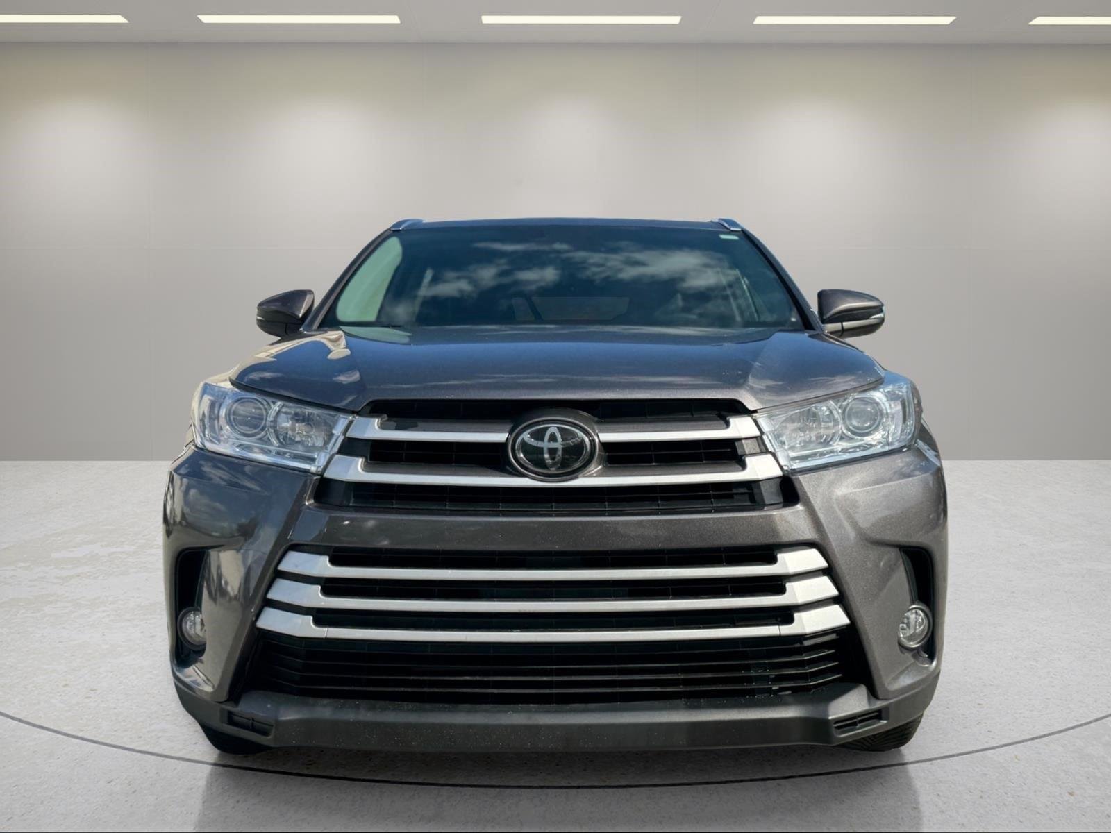 Used 2018 Predawn Gray Mica Toyota XLE image 8