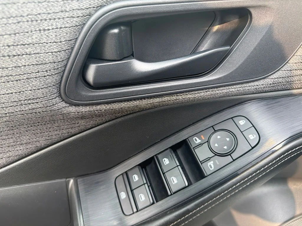 Used 2022 White Nissan S image 16