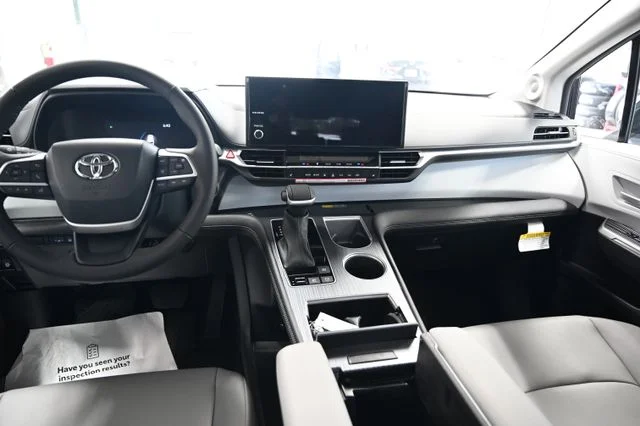 2026 Toyota Sienna XLE - Photo 14