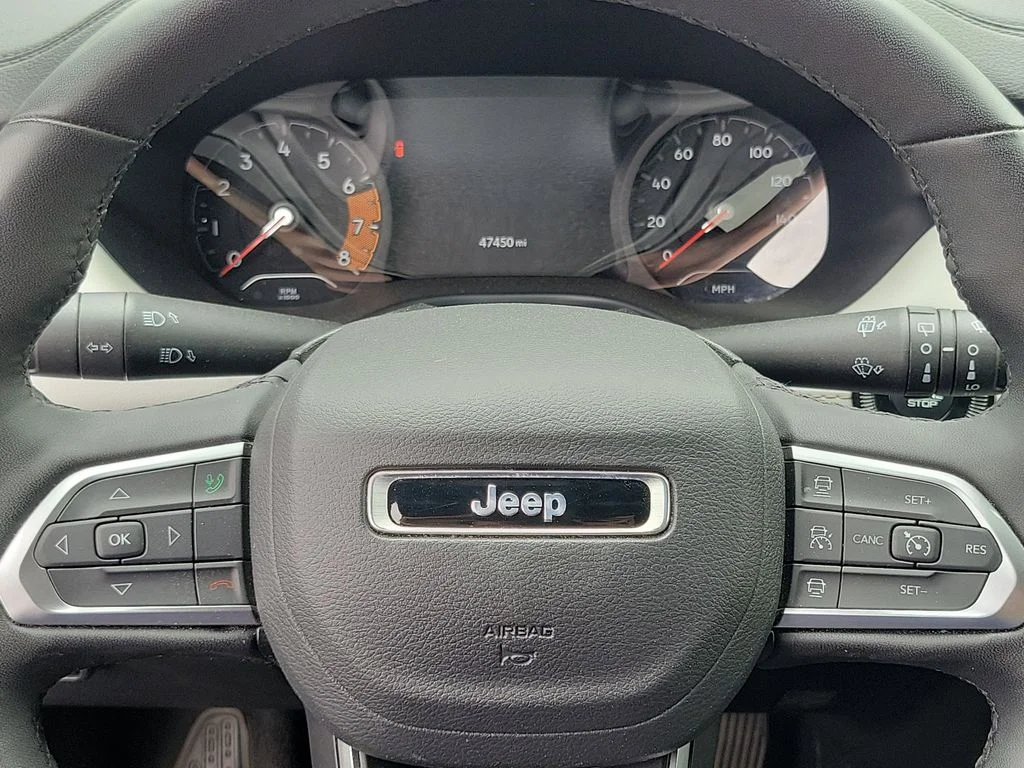 Used 2024 White/off-white Jeep Limited image 6